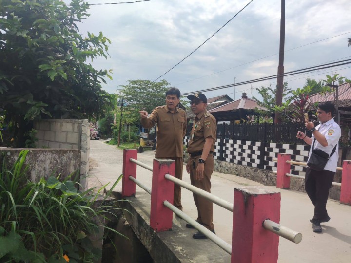 Giat siang, Senin 05 Mei 2025 Peninjauan lokasi Jl.KH. Wahid Hasyim GG Unggul RT 10 bersama Dinas PUPR Kota Samarinda di dampingi oleh Lurah berserta Staf.