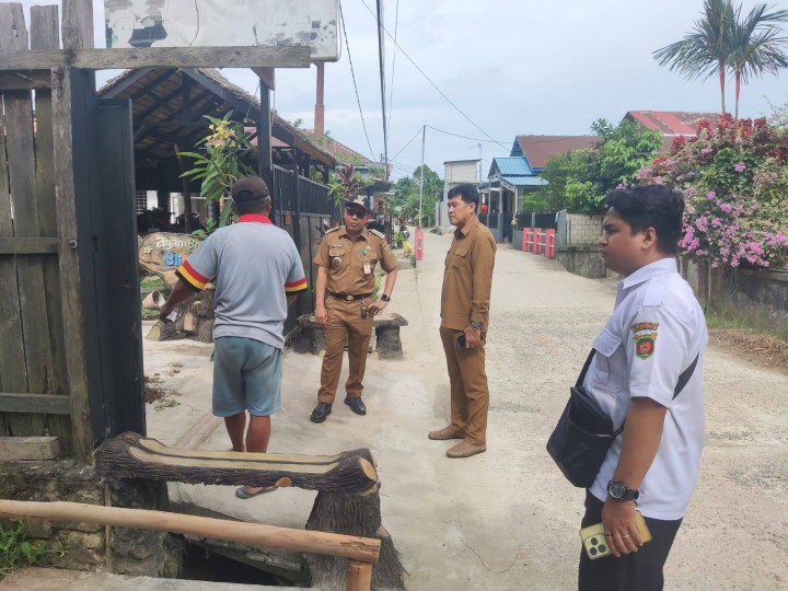 Giat siang, Senin 05 Mei 2025 Peninjauan lokasi Jl.KH. Wahid Hasyim GG Unggul RT 10 bersama Dinas PUPR Kota Samarinda di dampingi oleh Lurah berserta Staf.