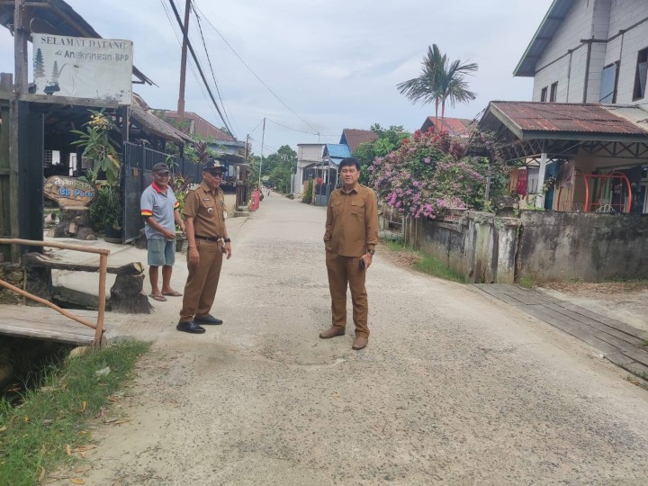 Giat siang, Senin 05 Mei 2025 Peninjauan lokasi Jl.KH. Wahid Hasyim GG Unggul RT 10 bersama Dinas PUPR Kota Samarinda di dampingi oleh Lurah berserta Staf.