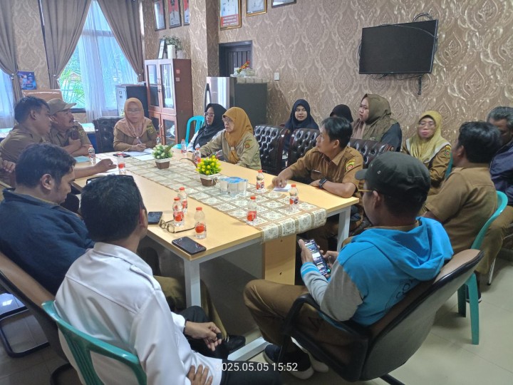 Giat sore, Senin 05 Mei 2025 Menghadiri Rapat tentang keuangan di Ruang Camat Samarinda Utara dihadiri Seklur beserta Bendahara kelurahan.