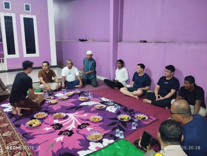 Giat malam, 05 Mei 2025 Menghadiri mediasi masalah ketentraman warga dgn adanya  aktivitas  gudang di AWS.4 Blok JB RT.1, di dampingi oleh Kasi Tapem beserta staf, Ketua RT. 01, Bhabinkantibmas.