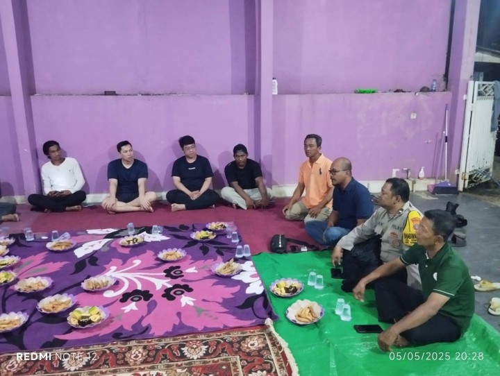 Giat malam, 05 Mei 2025 Menghadiri mediasi masalah ketentraman warga dgn adanya  aktivitas  gudang di AWS.4 Blok JB RT.1, di dampingi oleh Kasi Tapem beserta staf, Ketua RT. 01, Bhabinkantibmas.