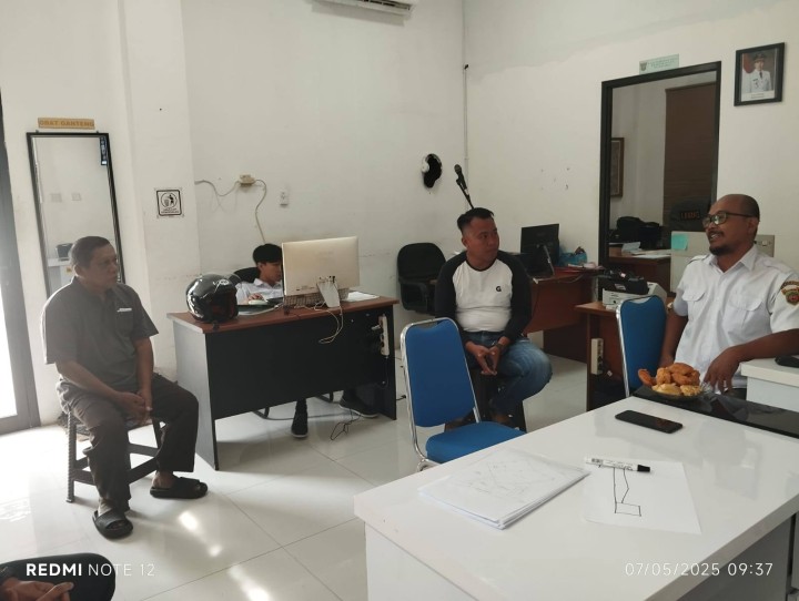 Giat, Rabu 07 Mei 2025 Mengikuti Zoom Meeting dengan Tema " Perlindungan ASN: Yuk, Pahami Jaminan Kecelakaan Kerja dan Jaminan Kematian" di ikuti ASN kelurahan sempaja barat &  Menerima Konsultasi jual beli tanah an haji badri RT 02 dihadiri Kasi Tapem beserta staf.