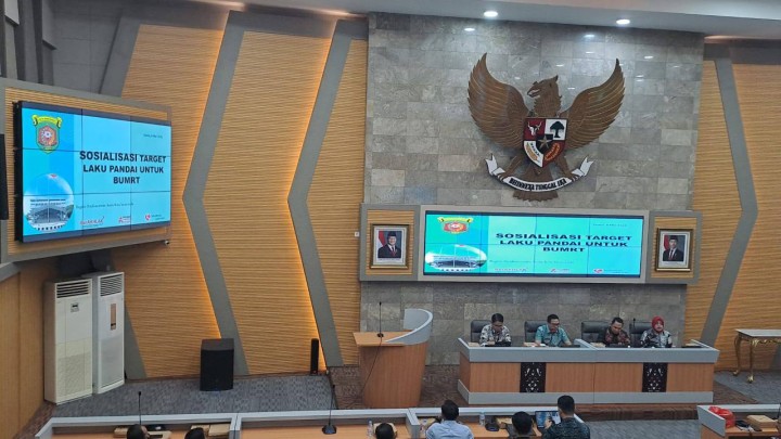 Giat, Kamis 08 Mei 2025 Menghadiri Rapat Sosialisasi Target Laku Pandai untuk BUMRT di ruang Mangkupelas Lt 2 balaikota Samarinda dihadiri Lurah & Peninjauan lahan permohonan sertifikat di AWS 4 Blok. S RT 01 dihadiri Kasi Tapem beserta staf.