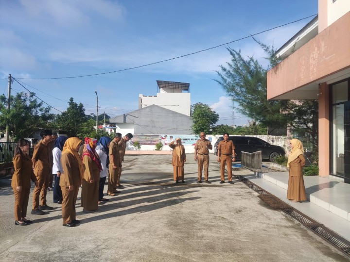 Giat, Senin 19 Mei 2025 Melaksanakan apel Senin pagi di kelurahan sempaja barat dipimpin oleh Kasi Ekbang.