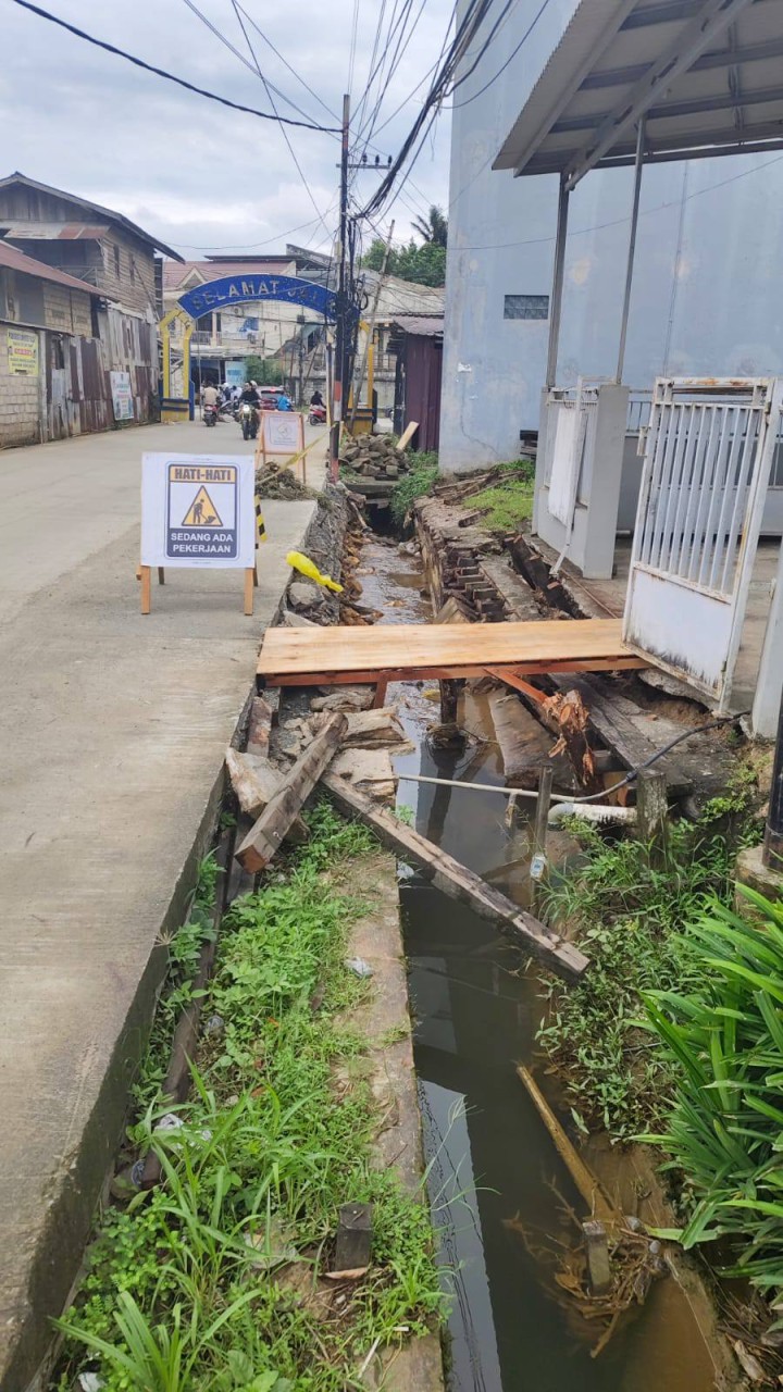 Giat siang, Selasa 20 Mei 2025 Peninjauan lapangan Permohonan ijin warga RT 02 atas pengerjaan drainase Cv. Wastu harmoni dihadiri Staf Ekbang.