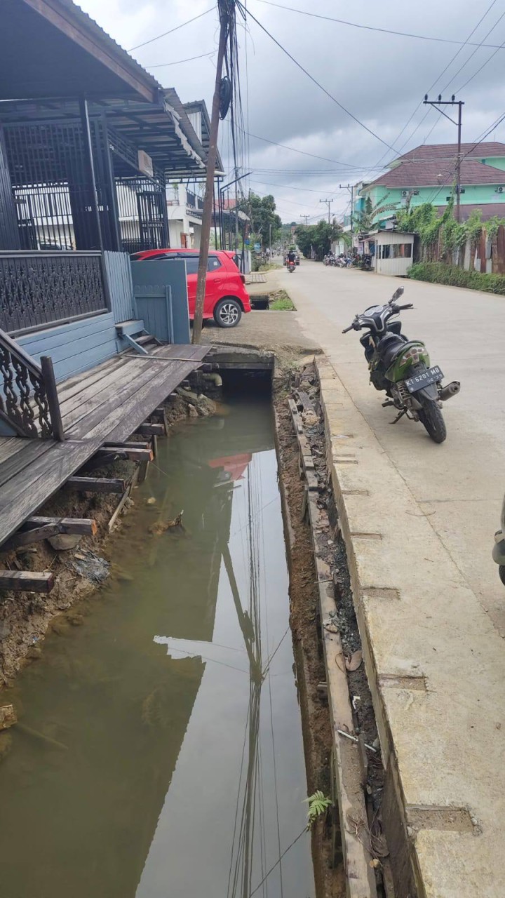 Giat siang, Selasa 20 Mei 2025 Peninjauan lapangan Permohonan ijin warga RT 02 atas pengerjaan drainase Cv. Wastu harmoni dihadiri Staf Ekbang.