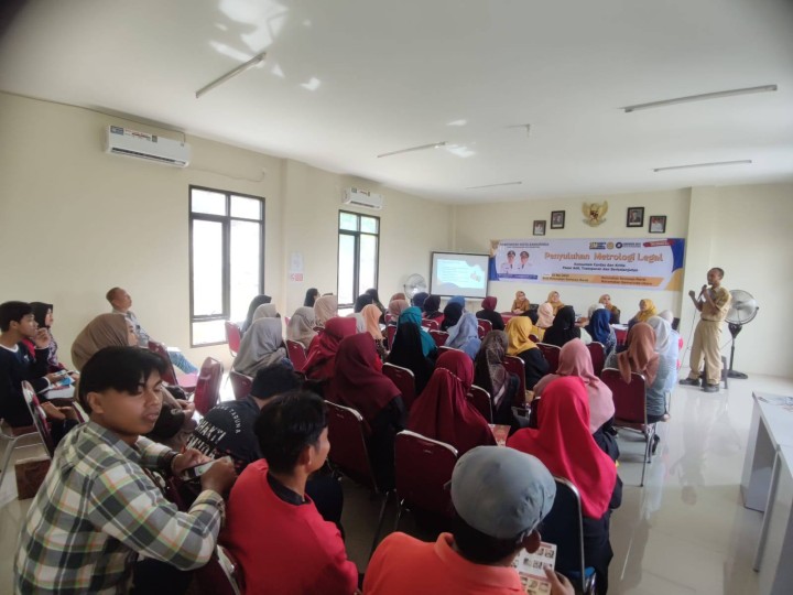 Giat siang, Selasa 20 Mei 2025 Melaksanakan Penyuluhan Metrologi Legal sebagai Narasumber Kantor Dinas Perdagangan dengan mengundang Pelaku Usaha dan warga Sempaja Barat di Aula Kantor Kelurahan Sempaja Barat.