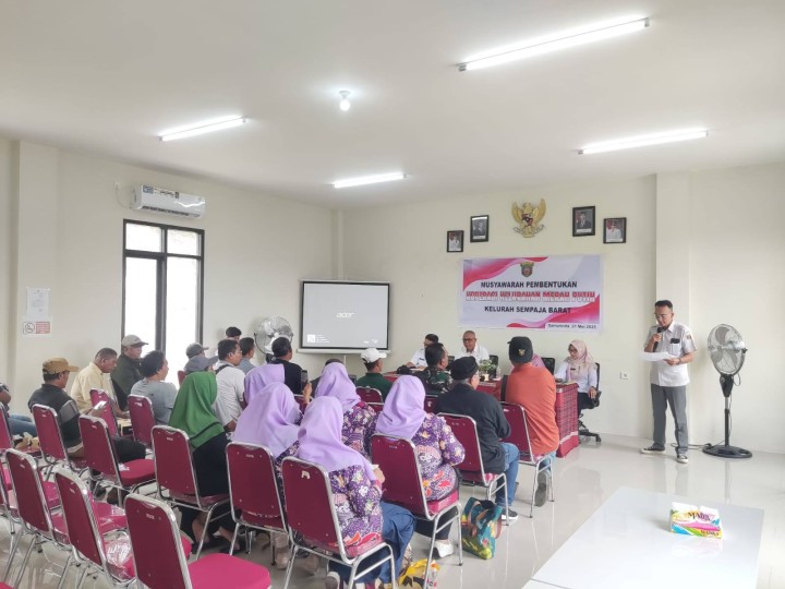 Giat siang, Rabu 21 Mei 2025 Melaksanakan Rapat Musyawarah Pembentukan Koperasi Merah Putih Kelurahan di Aula Kantor Kelurahan Sempaja Barat dihadiri Lurah, Kasi Ekbang Kelurahan, Kasi Kesra dan  Perwakilan Dinas Koperasi, Kasi Ekbang kecamatan, Seluruh Ketua RT, perwakilan TP PKK Kelurahan beserta anggota, Babinsa dan perwakilan warga Sempaja Barat.
