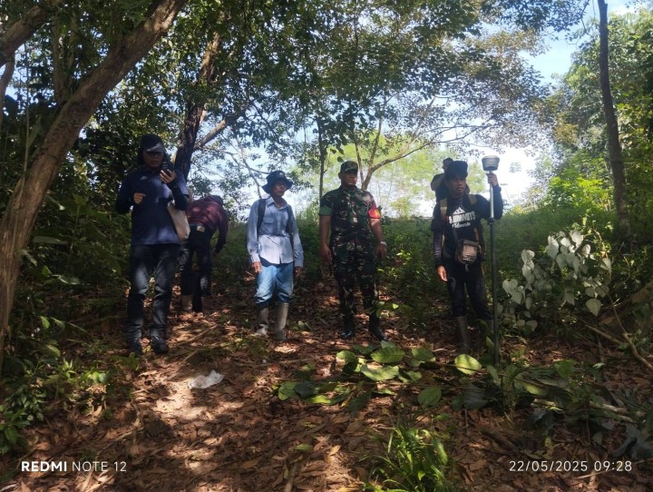 Giat pagi, Kamis 22 Mei 2025 Peninjauan lokasi lahan milik M Bardi s jln aw Syaharani gg walet RT 02 dihadiri Perwakilan BPN, Kasi Tapem beserta staf, Babinsa dan Ketua RT 02.