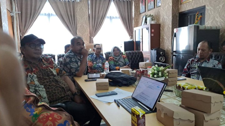 Giat, Kamis 22 Mei 2025 Menghadiri Rapat Pemaparan Feedback Hasil Penilaian Kompetensi di Ruang Camat Samarinda Utara dihadiri Lurah.