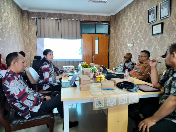 Giat, Kamis 22 Mei 2025 Menghadiri Rapat Pemaparan Feedback Hasil Penilaian Kompetensi di Ruang Camat Samarinda Utara dihadiri Lurah.