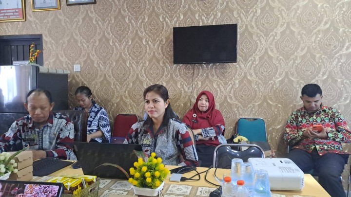 Giat, Kamis 22 Mei 2025 Menghadiri Rapat Pemaparan Feedback Hasil Penilaian Kompetensi di Ruang Camat Samarinda Utara dihadiri Lurah.
