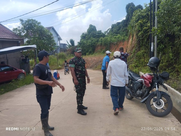 Giat siang, Kamis 22 Mei 2025 Peninjauan lokasi lahan Jl. AW Syahrani GG 4 Blok S RT 01 dihadiri perwakilan BPN, Kasi Tapem beserta staf, Babinsa dan Ketua RT.