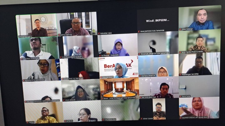Giat pagi, Jum'at 23 Mei 2025 Mengikuti Zoom Meeting Sharing ASN dan NON ASN Completely Upgrade Elevating Public Service Soft Skill Esensial bagi Aparatur Sipil Negara Modern di ikuti oleh Lurah.