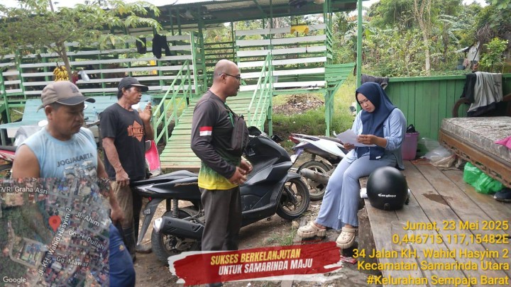 Giat siang, Jum'at 23 Mei 2025 Mengedarkan Sosialisasi edaran walikota samarinda tentang penertiban pedagang hewan kurban di wilayah kelurahan sempaja barat dihadiri Kasi Tapem beserta staf.