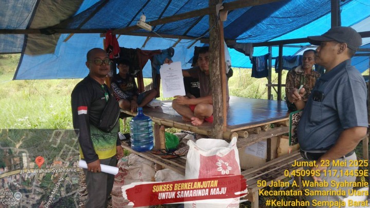Giat siang, Jum'at 23 Mei 2025 Mengedarkan Sosialisasi edaran walikota samarinda tentang penertiban pedagang hewan kurban di wilayah kelurahan sempaja barat dihadiri Kasi Tapem beserta staf.