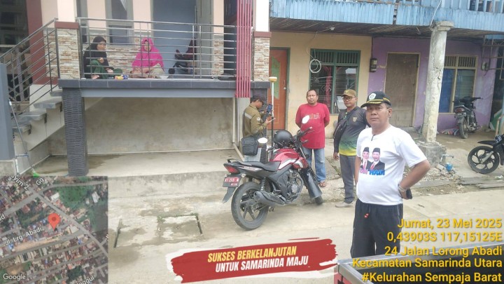 Giat siang, Jum'at 23 Mei 2025 Peninjauan pengukuran lahan permohonan sertifikat secara mandiri di jl. KH. Wahid Hasyim 2 Gg. Lorong Abadi RT.12 dihadiri Kasi Tapem beserta staf dan di dampingi oleh Ketua RT.12.
