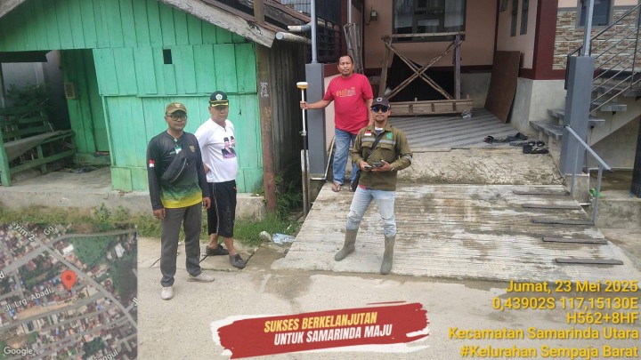 Giat siang, Jum'at 23 Mei 2025 Peninjauan pengukuran lahan permohonan sertifikat secara mandiri di jl. KH. Wahid Hasyim 2 Gg. Lorong Abadi RT.12 dihadiri Kasi Tapem beserta staf dan di dampingi oleh Ketua RT.12.