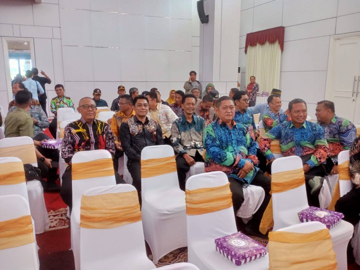 Giat, Sabtu 24 Mei 2025 Menghadiri Rapat Koordinasi Percepatan Pembentukan dan Pengembangan Koperasi Desa/Kelurahan Merah Putih pertemuan dengan Wakil Menteri Koperasi Republik Indonesia di Pendopo Odah Etam Rumah Jabatan Gubernur dihadiri Lurah.