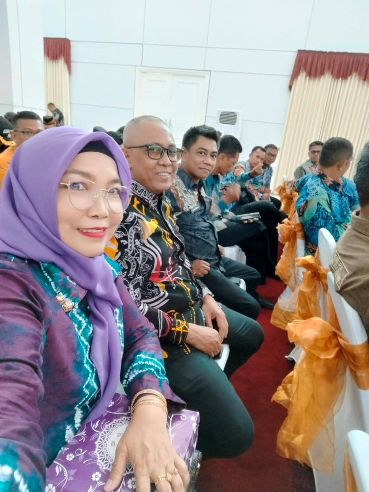 Giat, Sabtu 24 Mei 2025 Menghadiri Rapat Koordinasi Percepatan Pembentukan dan Pengembangan Koperasi Desa/Kelurahan Merah Putih pertemuan dengan Wakil Menteri Koperasi Republik Indonesia di Pendopo Odah Etam Rumah Jabatan Gubernur dihadiri Lurah.