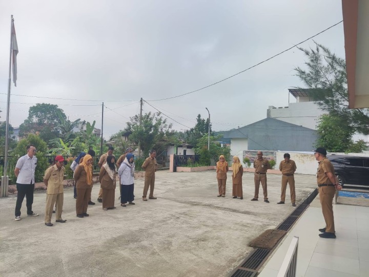 Giat, Senin 26 Mei 2025 Melaksanakan apel Senin pagi di kelurahan sempaja barat dipimpin oleh Lurah.