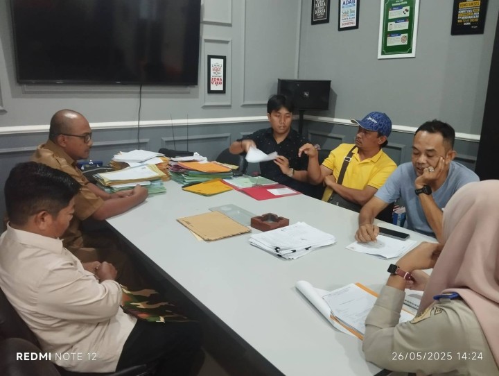 Giat siang, Senin 26 Mei 2025 Menghadiri Rapat Klarifikasi tanah di perumahan pondok alam indah rt 02 di kantor Badan Pertanahan Nasional (BPN) Samarinda dihadiri Kasi Tapem beserta staf.