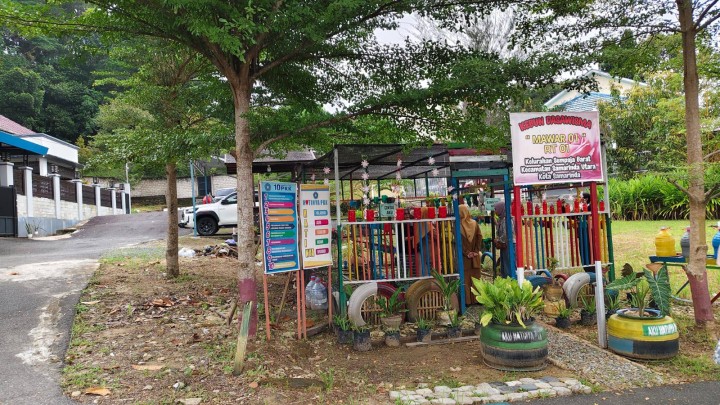 Giat sore, Senin 26 Mei 2025 Meninjau lokasi Kebun Dasawisma Mawar 01 di Jalan AW Syahrani 4 RT 01 yang dikelola oleh ibu dasawisma kelurahan sempaja barat dihadiri Kasi Ekbang beserta staf dan Kasi Kesra beserta staf.