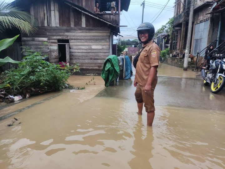 Giat sore, Selasa 27 Mei 2025 Monitoring debit air banjir pada sore hari Alhamdulillah terdapat sedikit penurunan pada area di Jalan KH Wahid Hasyim RT 04 sampai Jl. KH Wahid Hasyim GG Lorong Abadi RT 12 di dampingi Kasi Tapem beserta staf.