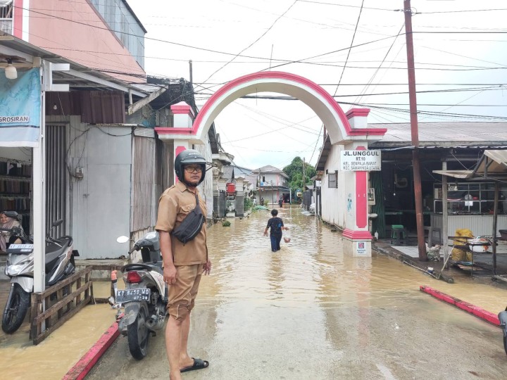 Giat sore, Selasa 27 Mei 2025 Monitoring debit air banjir pada sore hari Alhamdulillah terdapat sedikit penurunan pada area di Jalan KH Wahid Hasyim RT 04 sampai Jl. KH Wahid Hasyim GG Lorong Abadi RT 12 di dampingi Kasi Tapem beserta staf.