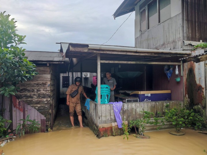 Giat sore, Selasa 27 Mei 2025 Monitoring debit air banjir pada sore hari Alhamdulillah terdapat sedikit penurunan pada area di Jalan KH Wahid Hasyim RT 04 sampai Jl. KH Wahid Hasyim GG Lorong Abadi RT 12 di dampingi Kasi Tapem beserta staf.