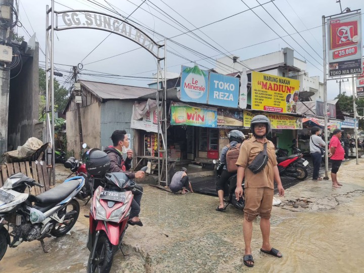 Giat sore, Selasa 27 Mei 2025 Monitoring debit air banjir pada sore hari Alhamdulillah terdapat sedikit penurunan pada area di Jalan KH Wahid Hasyim RT 04 sampai Jl. KH Wahid Hasyim GG Lorong Abadi RT 12 di dampingi Kasi Tapem beserta staf.