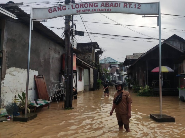 Giat sore, Selasa 27 Mei 2025 Monitoring debit air banjir pada sore hari Alhamdulillah terdapat sedikit penurunan pada area di Jalan KH Wahid Hasyim RT 04 sampai Jl. KH Wahid Hasyim GG Lorong Abadi RT 12 di dampingi Kasi Tapem beserta staf.
