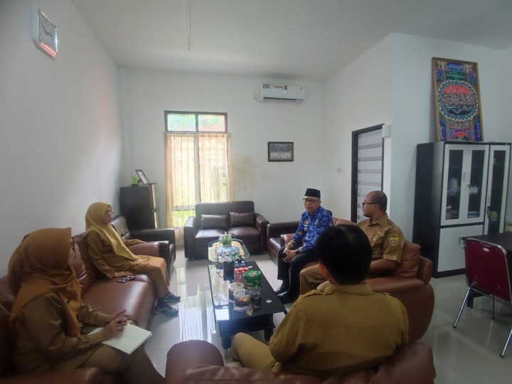 Giat, Senin 02 Juni 2025 Melaksanakan apel Senin pagi di kelurahan sempaja barat dipimpin oleh sekretaris & Rapat koordinasi rutin dengan Sekretaris dan seluruh Kasi kelurahan sempaja barat dipimpin oleh Lurah.