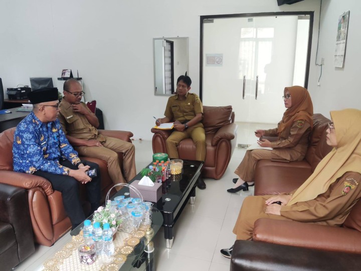 Giat, Senin 02 Juni 2025 Melaksanakan apel Senin pagi di kelurahan sempaja barat dipimpin oleh sekretaris & Rapat koordinasi rutin dengan Sekretaris dan seluruh Kasi kelurahan sempaja barat dipimpin oleh Lurah.