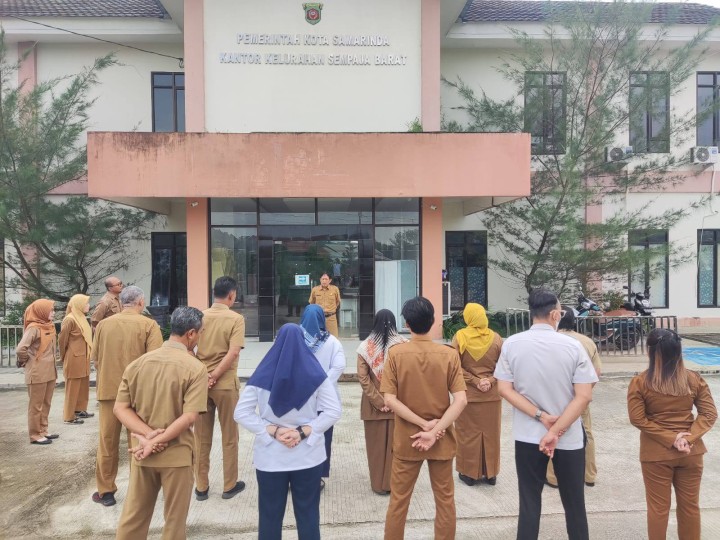 Giat, Senin 02 Juni 2025 Melaksanakan apel Senin pagi di kelurahan sempaja barat dipimpin oleh sekretaris & Rapat koordinasi rutin dengan Sekretaris dan seluruh Kasi kelurahan sempaja barat dipimpin oleh Lurah.