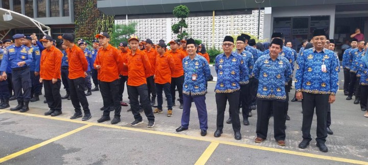 Giat pagi, Senin 02 Juni 2025 Melaksanakan apel dalam rangka Upacara Peringatan Hari Lahir Pancasila di lapangan balaikota Samarinda dihadiri Lurah.