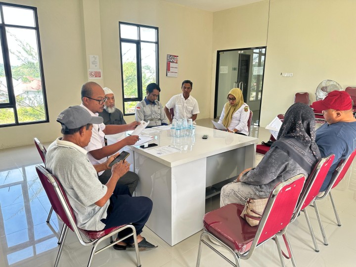 Giat siang, Rabu 04 Juni 2025 Mengadakan Mediasi Permasalahan Lahan yang terletak di Jl AW Syahrani GG Jambu Citra RT 02 di Aula Kantor Kelurahan Sempaja Barat dihadiri Perwakilan Kecamatan Samarinda Utara, Ketua RT 02 kedua belah pihak pemilik tanah yang dipimpin oleh Kasi Tapem beserta staf.
