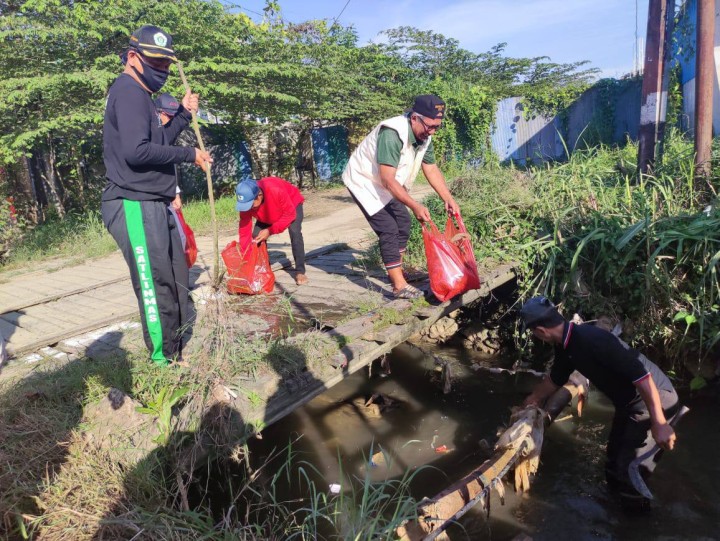 Giat, Kamis 05 Juni 2025 Melaksanakan Gotong Royong Pungut Sampah Plastik Serentak Se-Kota Samarinda dengan Tema "Hentikan Polusi Plastik" diikuti seluruh Staf Kelurahan Sempaja Barat, seluruh Ketua RT Ketua LPM beserta anggota, Bhabinkamtibmas, perwakilan PKK kelurahan beserta anggota dan seluruh warga kelurahan sempaja barat. Terimakasih banyak atas bantuan dan perhatiannya dengan dukungan memungut sampah sekitar jalan AW Syahrani sampai jalan KH Wahid Hasyim.