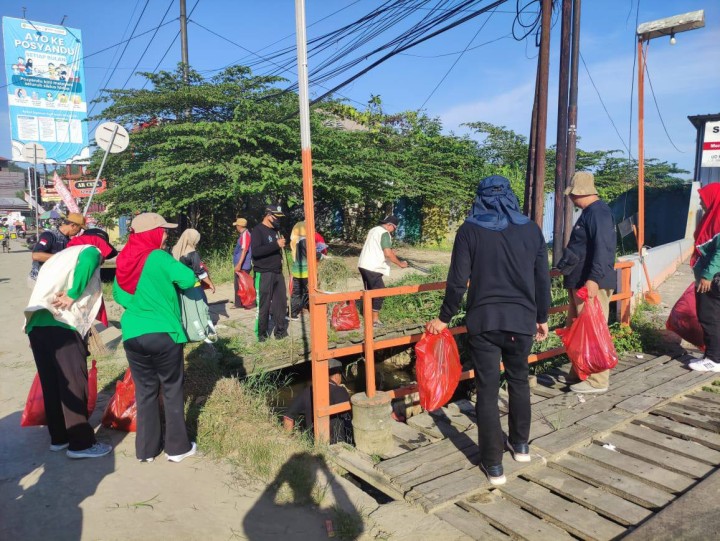 Giat, Kamis 05 Juni 2025 Melaksanakan Gotong Royong Pungut Sampah Plastik Serentak Se-Kota Samarinda dengan Tema "Hentikan Polusi Plastik" diikuti seluruh Staf Kelurahan Sempaja Barat, seluruh Ketua RT Ketua LPM beserta anggota, Bhabinkamtibmas, perwakilan PKK kelurahan beserta anggota dan seluruh warga kelurahan sempaja barat. Terimakasih banyak atas bantuan dan perhatiannya dengan dukungan memungut sampah sekitar jalan AW Syahrani sampai jalan KH Wahid Hasyim.