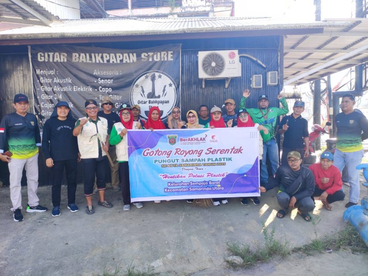 Giat, Kamis 05 Juni 2025 Melaksanakan Gotong Royong Pungut Sampah Plastik Serentak Se-Kota Samarinda dengan Tema "Hentikan Polusi Plastik" diikuti seluruh Staf Kelurahan Sempaja Barat, seluruh Ketua RT Ketua LPM beserta anggota, Bhabinkamtibmas, perwakilan PKK kelurahan beserta anggota dan seluruh warga kelurahan sempaja barat. Terimakasih banyak atas bantuan dan perhatiannya dengan dukungan memungut sampah sekitar jalan AW Syahrani sampai jalan KH Wahid Hasyim.