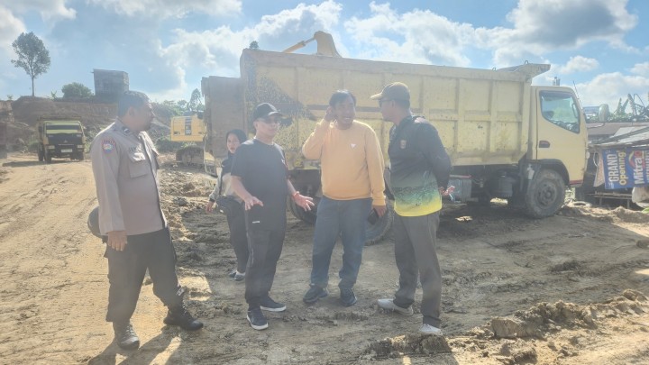 Giat siang, Kamis 05 Juni 2025 Monitoring Sekretaris Camat ke penggerusan dan pengurukan lahan di AWS RT 02 depan DAMRI bersama Kasi Tapem Kecamatan beserta staf, Kasi Tapem Kelurahan dan Bhabinkantibmas.
