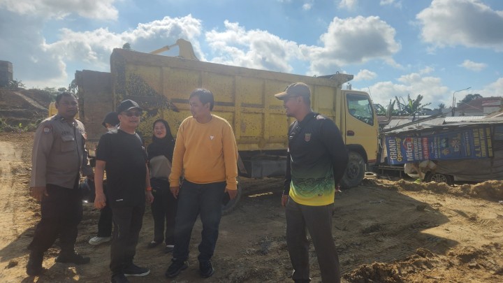 Giat siang, Kamis 05 Juni 2025 Monitoring Sekretaris Camat ke penggerusan dan pengurukan lahan di AWS RT 02 depan DAMRI bersama Kasi Tapem Kecamatan beserta staf, Kasi Tapem Kelurahan dan Bhabinkantibmas.