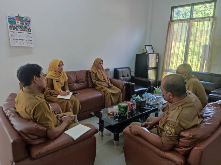 Giat, Selasa 10 Juni 2025, Melaksanakan Rapat Koordinasi dengan Seklur dan seluruh Kasi kelurahan sempaja barat di ruang Lurah dipimpin Lurah & Menghadiri Rapat Paparan Rencana Penanggulangan Banjir oleh Kabut SDA PUPR Kota Samarinda diruang Arutala Bapperida dihadiri Lurah.