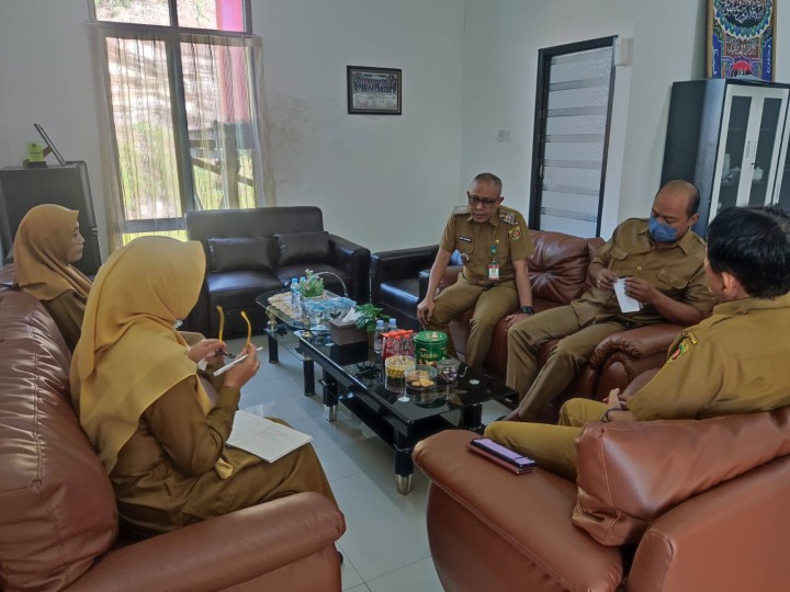 Giat, Selasa 10 Juni 2025, Melaksanakan Rapat Koordinasi dengan Seklur dan seluruh Kasi kelurahan sempaja barat di ruang Lurah dipimpin Lurah & Menghadiri Rapat Paparan Rencana Penanggulangan Banjir oleh Kabut SDA PUPR Kota Samarinda diruang Arutala Bapperida dihadiri Lurah.