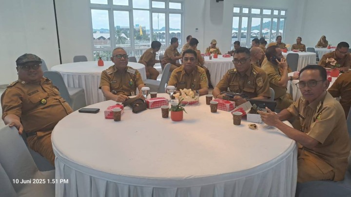 Giat, Selasa 10 Juni 2025, Melaksanakan Rapat Koordinasi dengan Seklur dan seluruh Kasi kelurahan sempaja barat di ruang Lurah dipimpin Lurah & Menghadiri Rapat Paparan Rencana Penanggulangan Banjir oleh Kabut SDA PUPR Kota Samarinda diruang Arutala Bapperida dihadiri Lurah.