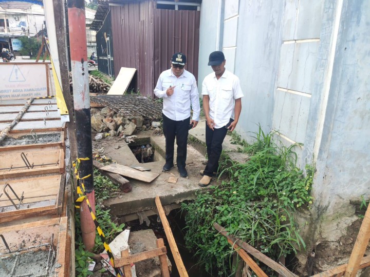 Giat pagi, Rabu 11 Juni 2025 Peninjauan lokasi pembangunan Drainase di Aw. Syaharani 4 RT 02 dihadiri Anggota TWAP, staf Dinas PUPR, Lurah, perwakilan Staf Kasi Tapem dan Ketua RT 02.