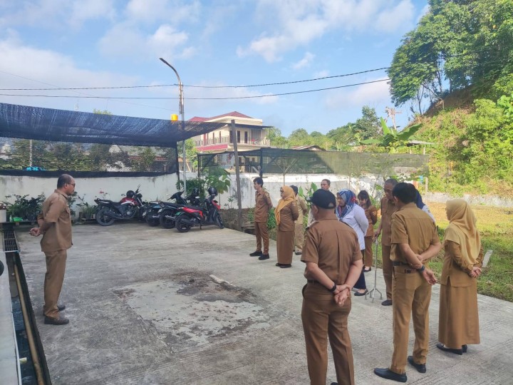 Giat pagi, Senin 16 Juni 2025 Melaksanakan apel Senin pagi di kelurahan sempaja barat dipimpin oleh Kasi Tapem.