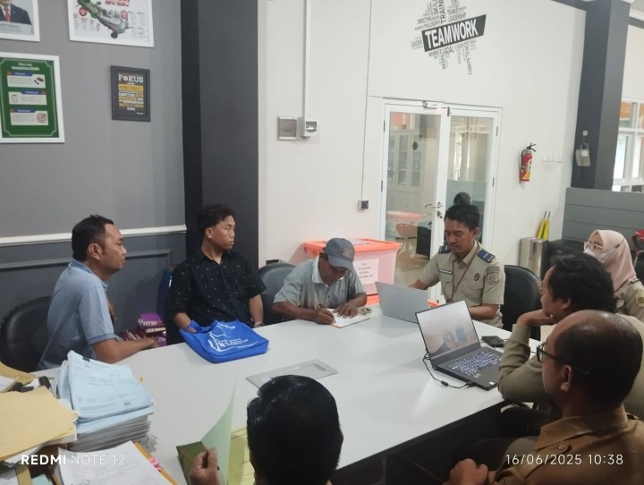 Giat, Senin 16 Juni 2025 Menghadiri permohonan Mediasi Tanah Masalah tanah an. Abdul Hafiz di perumahan Pondok Alam RT 02 di kantor pertanahan Kota Samarinda dihadiri Kasi Tapem beserta staf dan Ketua RT 02 beserta pemohon.
