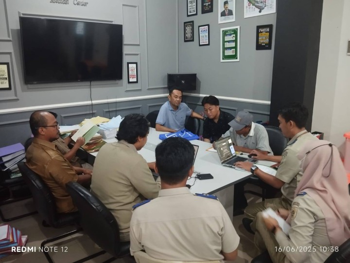 Giat, Senin 16 Juni 2025 Menghadiri permohonan Mediasi Tanah Masalah tanah an. Abdul Hafiz di perumahan Pondok Alam RT 02 di kantor pertanahan Kota Samarinda dihadiri Kasi Tapem beserta staf dan Ketua RT 02 beserta pemohon.